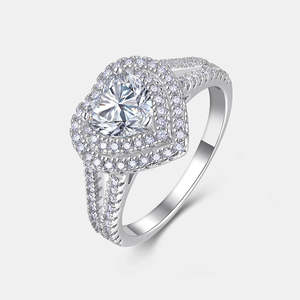 Anillo de compromiso moderno con diseño de doble halo en forma de corazón de 1 quilate, moissanita, engaste pavé de vástago dividido, banda de boda de plata de ley 925 - Product Image 1