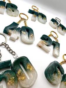 Porte-clés en résine océanique fait main avec incrustation artistique en résine pour un cadeau personnalisé élégant - Product Image 3