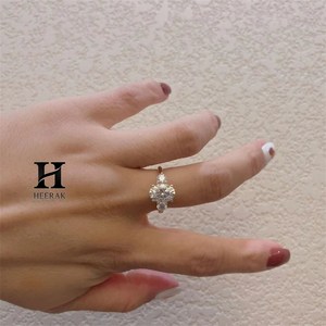 แหวนหมั้นเพชรโมอิสซาไนต์ทรงรี 3 เม็ด ประดับเพชรรอบด้าน ทองคำขาว 14K แหวนเพชรแล็บโกรว์ทรงสามเหลี่ยม - Product Image 5