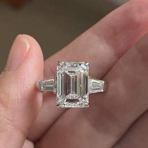 Anillo de Compromiso Iced Jewelz con Moissanita de 5.45 Quilates, Corte Esmeralda, Engaste de Garras, Oro Amarillo de 14k, Estilo Romántico, Joyería Fina al por Mayor - Product Image 1