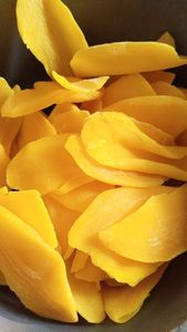 มะม่วงอบแห้งหั่นชิ้น รสหวานธรรมชาติ ขนมผลไม้ สีส้มสดใส คุณภาพพรีเมียม บรรจุภัณฑ์แบบแพ็คใหญ่ - Product Image 2