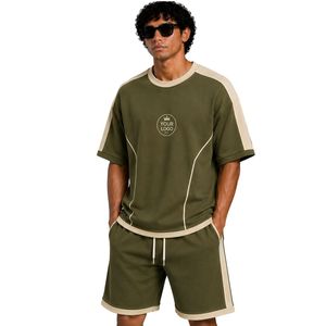Ensemble T-shirt et short surdimensionné vert olive pour homme avec empiècements contrastants beiges, logo personnalisé, col rond, style streetwear décontracté, vente en gros - Product Image 1