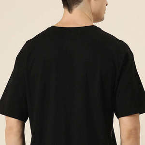 Camiseta extragrande única con estructura relajada y tacto ligero, diseñada para brindar comodidad, estilo y fácil uso diario. - Product Image 5