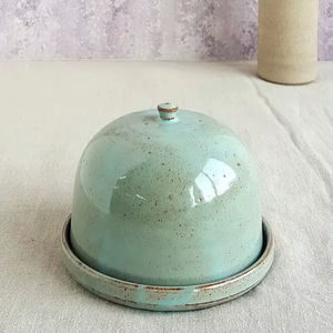 Mantequillera Artesanal en Forma de Cúpula con Tapa Esmaltada Moteada, Plato Compacto para Servir, Elegante Almacenamiento de Mantequilla para Cocinas Modernas - Product Image 3