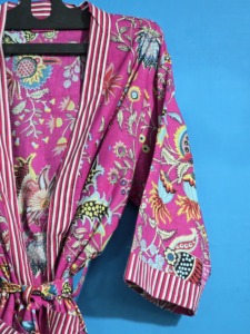 Bata de algodón clásica para mujer con estampado floral rosa, manga larga, hasta la rodilla, suave y cómoda, estampada a mano, de artesanos de Jaipur. - Product Image 5