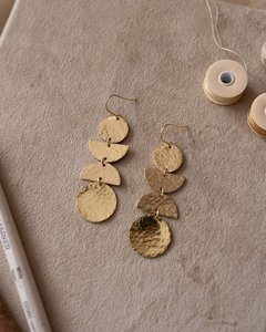 Pendientes de latón hechos a mano, diseño de última tendencia, nuevos - martillados - accesorios metálicos para mujer - Product Image 1