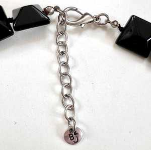 Collar de Cuentas en Forma de Corazón de Resina Negra Premium, Joyería Hecha a Mano, Elegante para Mujer, Ideal para Fiestas y Bodas - Product Image 3