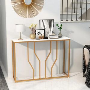 Table console élégante de couleur blanche, confectionnée avec des pieds en métal doré décoratif et un cadre incliné, disponible à prix de gros. - Product Image 1