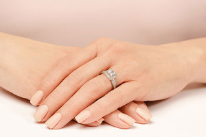 Bague de fiançailles pour femme en or jaune ou blanc 14 carats avec diamant de laboratoire taille princesse de 1,07 carat couleur G, bijou raffiné pour elle - Product Image 4