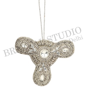 Adornos Navideños de Terciopelo y Satén Hechos a Mano por Brazeal Studio, Ecológicos, con Cuentas Bordadas, Personalizados, de 4 Pulgadas (10 cm), Color Dorado de Fábrica - Product Image 6