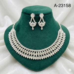 MOLL JEWELLERS Ensemble de bijoux vintage plaqué or 24 carats pour femme, collier et boucles d'oreilles en alliage de zinc, zircon et cristal, tendance - Product Image 1