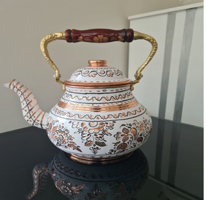 Théière dorée moderne et élégante avec une poignée verticale unique et une finition miroir polie. Disponible aux prix de gros. - Product Image 6