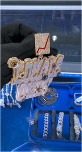 Colgante Hip Hop Personalizado con Letras 'LOCALS ONLY' con Incrustaciones de Moissanita, en Oro Bicolor, Efecto de Perforación, con Letra 'Stock Chart' - Product Image 5