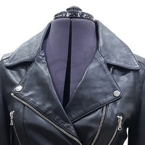 Veste en cuir noire asymétrique pour femme, style motard, avec multiples fermetures éclair argentées, personnalisable, vente en gros - Product Image 5