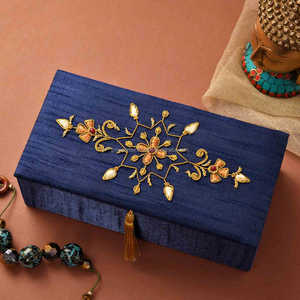 Caja de Joyería de Cartón de Lujo Zardozi, Lisa, Grabada, con Cierre Magnético en Forma de Mariposa, Adornada con Perlas y Bordados, para Anillos de Boda - Product Image 2