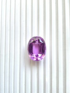 Piedra de kunzita natural de 103.70 quilates con corte ovalado para la elaboración de joyería fina. - Product Image 2