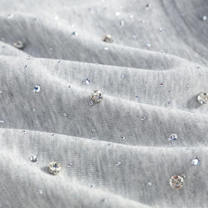 Sweat-shirt à capuche orné de strass, détails en pierres brillantes, avec décoration graphique contemporaine pour un style urbain décontracté - Product Image 3