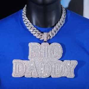 Compre en Línea en India un Collar con Nombre Personalizado en Plata con Incrustaciones de Diamantes, Colgante con Letra Baguette, Cadena Cubana Estilo Hip Hop - Product Image 2