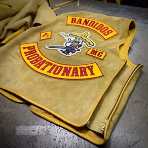 Gilet de club de motard en daim personnalisé pour homme avec fermeture éclair sur le devant - Product Image 3