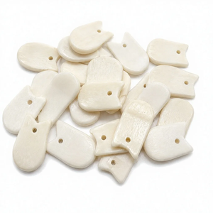 Dientes de Alce Naturales Grandes Hechos a Medida, Tallados con un Orificio para Diseñadores de Joyas y Venta al por Mayor en Tiendas de Abalorios FAIZA CRAFT FC-7916 - Product Image 5