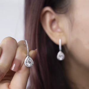 Pendientes de Diamantes con Corte de Pera en Oro Blanco, Joyería Clásica para Mujer, Diamantes de Laboratorio Color D con Piedras Laterales - Product Image 3