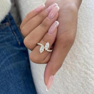 Anillo Toi et Moi con diamante talla marquesa en oro amarillo macizo con banda pavé, anillo de compromiso con diamante cultivado en laboratorio, diseño moderno de bypass abierto. - Product Image 4