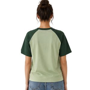 เสื้อยืดแร็กแลนสีเขียวเซจและสีเขียวฟอเรสต์สำหรับผู้หญิง พิมพ์ลายดอกไม้และผีเสื้อ คอกลม แขนสั้น ผ้าฝ้ายลำลอง รับผลิตแบบ OEM ODM ตามสั่ง - Product Image 2