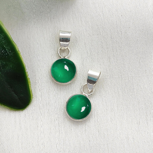 Breloques en quartz émeraude rondes de 7 mm, faites à la main, avec serti cabochon et attache en argent pour bijoux - Product Image 1