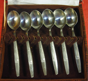 Juego de Cubiertos de Acero Inoxidable Sostenible, Color Plata Sólida, con Baño de Oro, Tenedores, Cucharas, para Té y Café, para Hotel y Restaurante, en Caja Espejo - Product Image 1