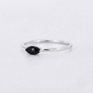 Anillo Elegante para Mujer de Rhaya Jewels, Chapado en Rodio, Plata de Ley 925, Corte Marquesa Geométrico, Ónix Negro, Engaste de Garras, Anillo Sencillo y Delicado - Product Image 3