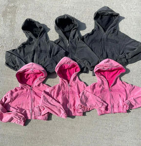 Ensemble deux pièces streetwear satiné pour femme, coupe ajustée, avec veste courte à capuche zippée et pantalon de jogging, idéal pour l'hiver - Product Image 3