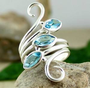 Bague triple pierre en topaze bleue naturelle en argent sterling 925, faite à la main, avec trois pierres marquise bleues, style ouvert et imposant, vente en gros - Product Image 1