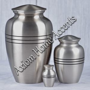 Urna de cremación tradicional de latón con detalles grabados a mano Almacenamiento de cenizas resistente y seguro por Axiom Home Accents - Product Image 1