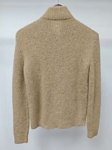 เสื้อคาร์ดิแกนผู้หญิงถักลายเคเบิล 100% ขนสัตว์ ให้ความอบอุ่นสูงสุด ระบายอากาศได้ดี และมีสไตล์ พร้อมโลโก้ด้านหน้า - Product Image 2