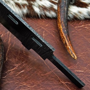 Lame de couteau Bowie en acier de Damas de 12,5 po – Lame forgée à la main, pleine longueur, style médiéval, forgée par un forgeron, pièce brute - Product Image 3