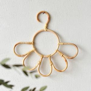Perchero de ropa para niños y adultos, perchas en forma de flor para bufanda, toalla, hecho de ratán - Product Image 2