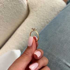 Bague de fiançailles demi-sertie en diamant de laboratoire taille émeraude 2 carats, unique en son genre, or jaune 14 carats Art Déco, certifiée IGI - Product Image 6