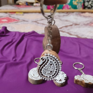 Llaveros de madera hechos a mano, arte indio, carpintería tradicional y utilidad moderna, diseños pintados a mano en blanco brillante. - Product Image 1