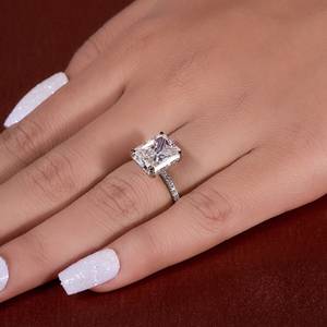 แหวนหมั้นมอยส์ซาไนต์ทรงเรเดียนท์คัท 5.75 กะรัต, แหวนทรงเรเดียนท์คัทแบบครัชไอซ์, ทรงเรเดียนท์แบบยาว, แหวนแบบฮาโลซ่อน - Product Image 2