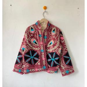 Chaqueta Suzani de Terciopelo Rosa Bordada a Mano para Mujer, Cuello Alto, Patrón Floral Geométrico, Estilo Bohemio, Manga Larga, Ropa de Abrigo para Otoño - Product Image 1