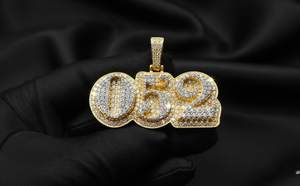 Pendentif personnalisé en argent 925 pour homme, style hip-hop, avec lettres initiales, numéro porte-bonheur ou nom, entièrement serti de pierres brillantes - Product Image 4