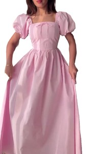 Robe midi drapée unie rouge à col en V et manches bouffantes, style doux, en tissu peigné respirant, pour l'été, les fêtes et les occasions décontractées - Product Image 5