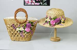 Conjunto de Bolso Tote de Ratán con Bordado Floral y Sombrero a Juego, Ropa de Playa Ecológica - Product Image 1