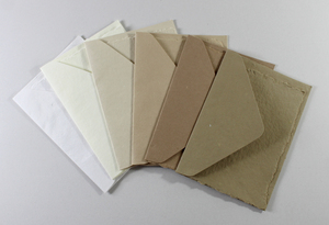 Carte artisanale colorée 250 g/m² à bords festonnés avec enveloppe assortie, papier recyclé fait main à partir de fibres de coton - Product Image 5