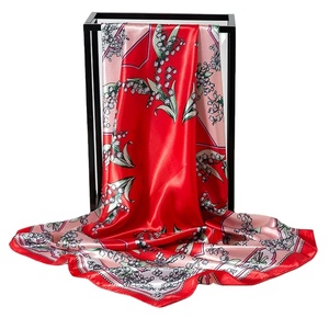 Foulard en polyester de 90cm avec motif muguet rouge et rose pour la mode féminine - Product Image 1