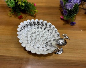 Elegante Frutero Rectangular Moderno de Diseño Alemán Plateado en Plata para Frutos Secos |   Bandeja de Servicio Metálica Creativa con Diseño de Triciclo en Relieve - Product Image 1