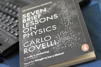 Siete lecciones breves de física de Carlo Rovelli, libro educativo de ciencia popular para adultos en inglés, con tapa blanda
