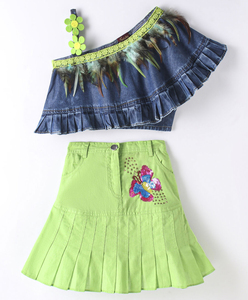 Haut en denim tissé et orné Elaisha avec jupe et magnifique patch papillon - Bleu et vert lime - Product Image 1