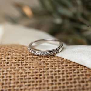 Anillo de Media Eternidad Clásico con Moissanita de Corte Redondo, Anillo de Boda Original de Plata 925 para Mujer, Regalo Fino - Product Image 6