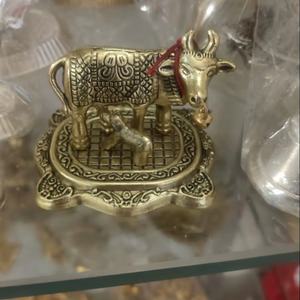 Idole sacrée en laiton Kamdhenu Vache et veau pour la maison, le temple, la salle de Pooja, la décoration Vastu, cadeau spirituel, objet religieux hindou traditionnel - Product Image 1